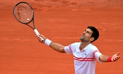 Des sportifs, comme Novak Djokovic opposé ici à Roland Garros le 7 juin 2021, devront prouver leur statut vaccinal pour participer à la prochaine édition