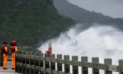 Des garde-cÎtes observent les fortes vagues provoquées par le typhon Koinu, le 5 octobre 2023 prÚs de New Taipei