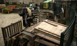 Des SDF participant au programme "PremiĂšres heures", un dispositif de retour Ă l'emploi mis en place par EmmaĂŒs, le 31 janvier 2018 Ă Paris