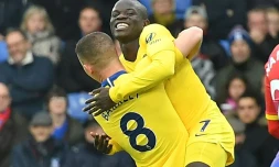 Le Français N'Golo Kanté buteur pour Chelsea face à Crystal Palace et félicité par son coéquipier Ross Barkley, le 30 décembre 2018 à Selhurst Park