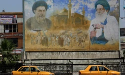 Une affiche représentant le dirigeant shiite Moqtada al-Sadr (g) et le membre du clergé shiite Mohammed Baqer al-Sadr, à Sadr City, le 14 mai 2018