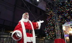 Sur cette photo du 1er décembre 2021 à New York, un pÚre Noël assiste à l'illumination du sapin de Noël devant la Bourse de Wall Street.