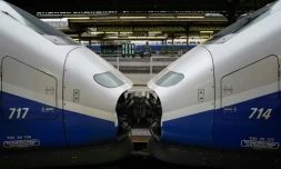 Deux motrices de TGV accouplées, le 15 février 2018 à la gare de Lyon à Paris