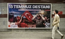 Un homme passe devant une affiche "La légende du 15 juillet", le 14 juillet 2017, à la veille de l'anniversaire de la tentative de coup d'Etat en Turquie.