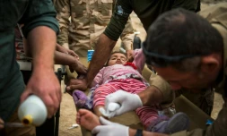 Des médecins des forces spéciales irakiennes et des volontaires slovaques soignent une fillette irakienne à Mossoul, le 15 novembre 2016