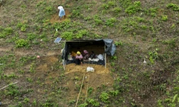 Des Rohingyas, minorité musulmane de Birmanie, sont regroupés sous un abri de fortune à Ukhia, dans le no-man's land entre le Bangladesh et la Birmanie, le 4 septembre 2017