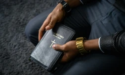 Lamin, un jeune Gambien âgé de 23 ans, attend une  interview avec l'AFP dans un appartement en banlieue de Moscou, le 27 février 2019