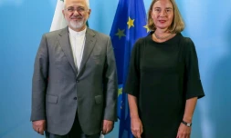 Le chef de la diplomatie iranienne Mohammad Zarif (L) et la cheffe de la diplomatie européenne Federica Mogherini à Bruxelles, le 25 avril 2018