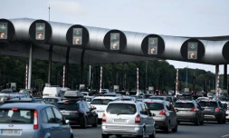 Au péage de Saint-Arnoult-en Yvelines, sur l'autoroute A10, le 1er août 2020 