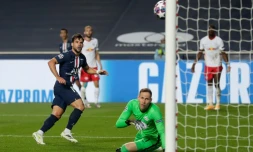 Le défenseur parisien Juan Bernat parachÚve le succÚs du PSG 3-0 contre Le RB Leipzig du gardien Peter Gulacsi au stade de la Luz, le 18 août 2020
