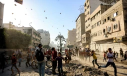 Des habitants de Gaza-ville assistent à un lâcher de tracts par l'armée israélienne appelant à l'évacuation de la ville, le 9 septembre 2025