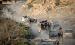 Des camions évacuent des personnes qui ont fui le dernier réduit du groupe Etat islamique dans le village de Baghouz en Syrie, le 4 mars 2019