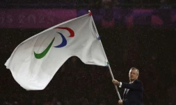 Le drapeau paralympique porté par le président du Comité international (IPC) Andrew Parsons, lors de la cérémonie des Jeux de Paris, le 8 septembre 2024
