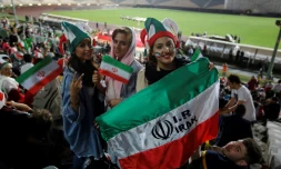 Des supportrices iraniennes assistent, sur écran géant au stade Azadi à Téhéran, au match contre le Portugal au Mondial, le 25 juin 2018
