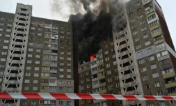 Un immeuble résidentiel en feu à la suite d'une attaque de missile à Kiev, le 7 février 2024