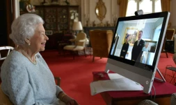 La reine Elizabeth II parle à l'ambassadeur de Hongrie par lien vidéo depuis le chùteau de Windsor sur une photo fournie par Buckingham Palace le 4 décembre 2020