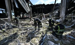 Des sauveteurs déblaient les décombres d'un centre commercial à Krementhouk, en Ukraine, le 28 juin 2022, au lendemain d'une frappe russe qui a fait au moins 18 morts, selon Kiev