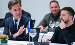Le secrétaire général de l'Otan Mark Rutte (g) et le président ukrainien Volodymyr Zelensky au siège de l'organisation, le 17 octobre 2024 à Bruxelles