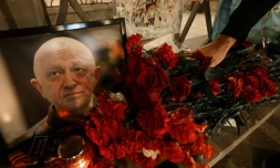 Un homme dépose des fleurs sur un mémorial improvisé pour le chef du groupe Wagner Evguéni Prigojine, à Moscou, le 24 août 2023.