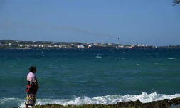 Une personne se tient sur la cĂŽte dans la baie de Matanzas, Cuba, le 30 mars 2026