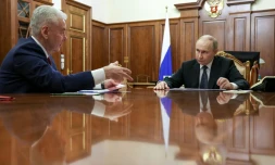 Le président russe Vladimir Poutine (d) et le maire de Moscou Sergueï Sobianine au Kremlin, le 5 mai 2025 à Moscou