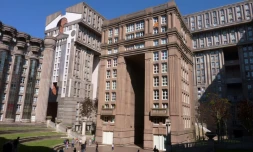 Le bâtiment "L'Arc", dessiné par l'architecte espagnol Ricardo Bofill, le 18 avril 2014 à Noisy-le-Grand (France), près de Paris