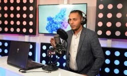 Le présentateur radio Ahmad al-Jaffal sur la radio One FM créée à Mossoul, le 30 mai 2018 dans le nord de l'Irak