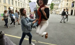 Des lycéens apprennent leurs résultats au baccalauréat le 5 juillet 2016 au lycée Louis-le-Grand à Paris