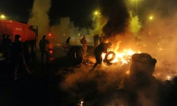Des agriculteurs en colÚre brûlent des pneus durant une manifestation à Quimper, le 27 janvier 2016
