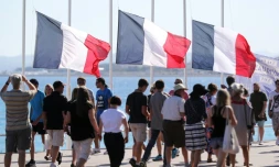 Des drapeaux en berne sur la Promenade des Anglais le 16 juillet 2016 Ă Nice