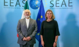 La cheffe de la diplomatie européenne Federica Mogherini (D) et le ministre des Affaires étrangères iranien Mohammad Javad Zarif (G), à Bruxelles, le 25 avril 2018