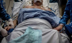 Un malade du Covid traité par le personnel soignant le 6 novembre 2020 dans l'unité de soins intensifs de l'Hôpital Privé de la Loire, à Saint-Etienne