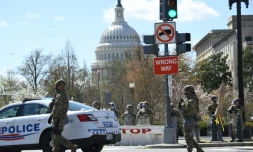 Des membres de la garde nationale devant le Capitole, après une attaque, le 2 avril 2021