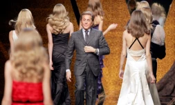 Le couturier Valentino Garavani à la fin de son défilé de prêt-à-porter automne-hiver 2008, le 28 février 2007 à Paris. 