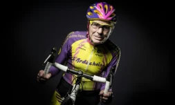 Le cycliste amateur français Robert Marchand, alors ùgé de 105 ans, à Paris le 5 janvier 2017