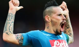 Le milieu de Naples Marek Hamsik exulte après avoir inscrit un but face à la Sampdoria au stade San Paolo, le 23 décembre 2017