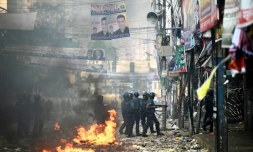 Des policiers montent la garde lors d'un rassemblement d'opposition à Dacca, le 28 octobre 2023