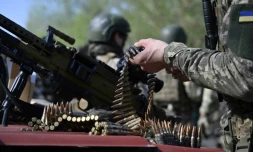 Des soldats des forces armées ukrainiennes lors d'un exercice d'entraßnement militaire dans la région de Kiev, le 10 avril 2024