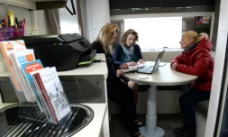 Un conseiller des services publics itinérants aide les habitants à s'acquitter de leurs procédures administratives, le 27 avril 2017 dans un camping-car garé à Lesquielles-Saint-Germain