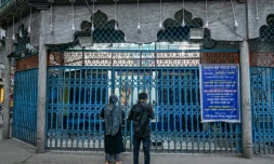 Un couple d'Hindous prie devant un temple à Dacca le 9 août 2024