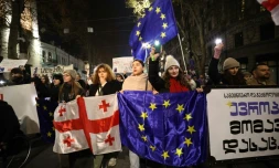 Des manifestants géorgiens pro-UE lors d'une manifestation contre le report par le gouvernement des négociations d'adhésion à l'Union européenne jusqu'en 2028, devant le Parlement, dans le centre de Tbilissi, le 11 décembre 2024