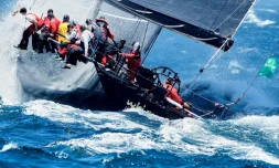 Cette photo prise et transmise par Rolex le 26 décembre 2024 montre le yacht Whisper au départ de la course annuelle Sydney-Hobart, le lendemain de Noël, dans le port de Sydney