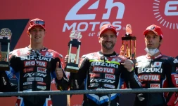 La joie des pilotes de l'écurie Suzuki Yoshimura-SERT, le Belge Xavier Siméon et le Franco-Britannique Français Gregg Black (c) et le Français Sylvain Guintoli,  vainqueurs des 24 Heures du Mans moto, le 13 juin 2021 sur le circuit Bugatti