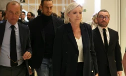 Marine Le Pen (c) quitte la salle d'audience au cÎté de l'avocat et ancien député européen Front national Alexandre Varaut (g), au Palais de justice de Paris, le 30 septembre 2024