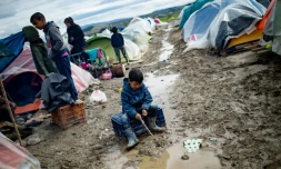Un enfant dans un camp de migrants et de réfugiés près de la frontière greco-macédonienne près d'Idomeni, le 24 mars 2016