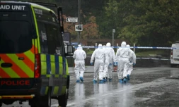 Des membres de la police scientifique se dirigent vers la synagogue d'Heaton Park, à Crumpsall, au nord de Manchester, le 4 octobre 2025 en Angleterre