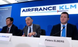 Le PDG d'Air France-KLM, Jean-Marc Janaillac (C) lors de la présentation du plan stratégique "Trust together" (la confiance ensemble) à Saint-Denis (France) le 3 novembre 2016, entouré de Franck Terner et Pieter Elbers. Les pilotes de la compagnie aérienne doivent se prononcer sur ce plan dans un vote qui prendra fin lundi matin.