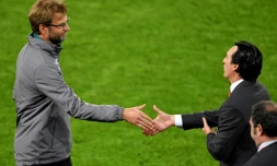 L'entraîneur de Liverpool Jürgen Klopp (à gauche) serre la main à Unai Emery, alors entraîneur de Séville, après la finale de Ligue Europa remportée par le club espagnol le 18 mai 2016 à Bâle, en Suisse