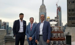Le footballeur Gerard Pique, fondateur et président de Kosmoa, à gauche, et le président de l'ITF David Haggerty à droite avec le trophée de la Coupe Davis le 5 septembre 2019 à New York aux Etats Unis.