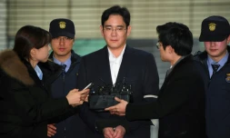 L'héritier de l'empire Samsung, Lee Jae-Yong (c), le 22 février 2017 à Séoul